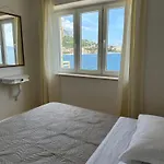 Leo Front Apartment